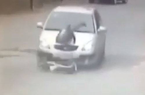 Bakıda sürücü uşağı maşınla vurdu, babasını yumruqladı - VİDEO