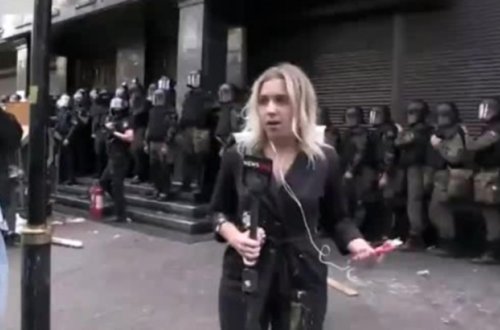 Qadın müxbir canlı yayım zamanı hücuma məruz qaldı – Video