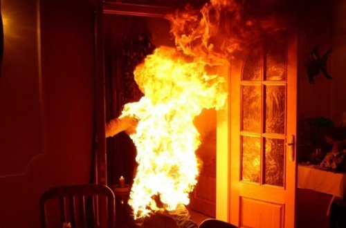 Xəstəliyinə dözə bilməyən kişi ÖZÜNÜ YANDIRDI - Azərbaycanda