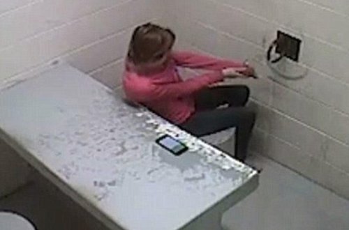 Fahişə polis idarəsindən belə qaçdı - VİDEO - FOTO