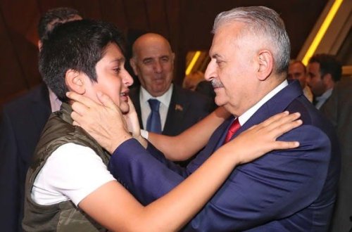 Bakı aeroportunda azyaşlı ağlayaraq Binəli Yıldırımı qucaqladı - VİDEO