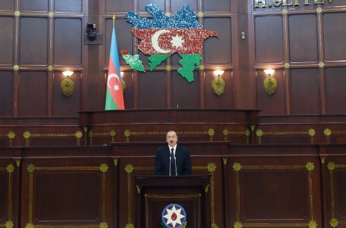 İlham Əliyev Milli Məclisdə Azərbaycan parlamentinin 100 illiyi münasibətilə keçirilən təntənəli iclasda iştirak edir