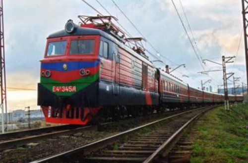 Azərbaycanda teplovoz aşıb - Bakıya gələn qatarlar gecikir, sərnişinlərin halı pisləşib