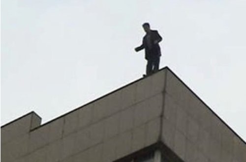 Sumqayıtda intihara cəhdin qarşısı alındı - özünü binadan atmaq İSTƏYİRMİŞ...