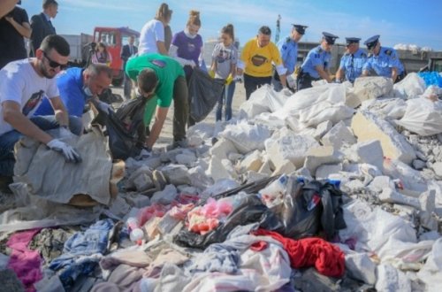 Baş nazir küçədə zibil yığdı - Fotolar