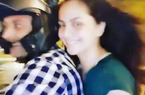 Sevda əri ilə motosiklet sürərkən - Video