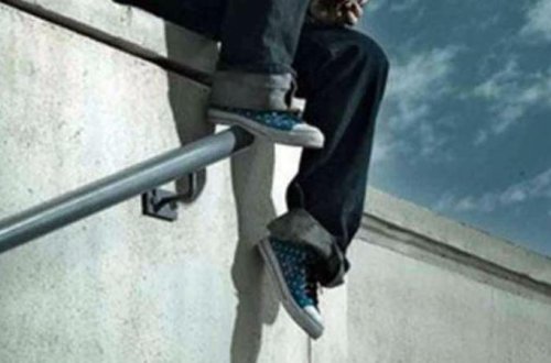 Bakının mərkəzində İNSİDENT: binadan özünü atmaq istədi