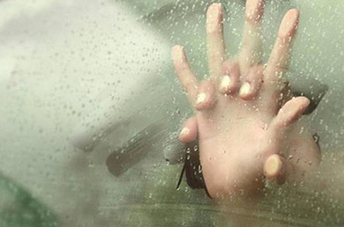 İlk dəfə gördüyü qadınla maşında cinsi əlaqədə oldu - Avtobus dayanacağında düşürdüm