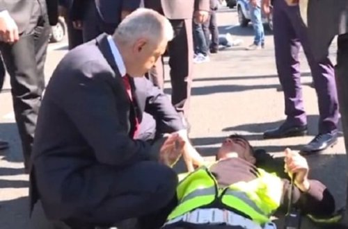 Binəli Yıldırım maşınını saxlayıb, qəzada yaralananlara kömək etdi - VİDEO