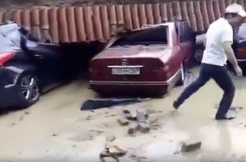 Yağışın fəsadları: hasar maşınların üstünə aşdı - VİDEO