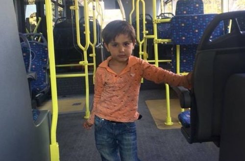 Bakıda avtobusda uşaq tapıldı: Ailəsi axtarılır - FOTO