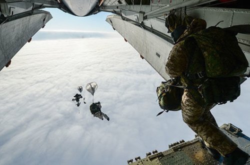 Rusiya zavodu onuncu ildir ki, Bakıda paraşütlərini nümayiş etdirir