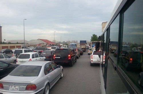 Bakıda nəqliyyatın hərəkəti İFLİC OLDU - Qatarlar gecikdi, avtobuslar yolda qaldı