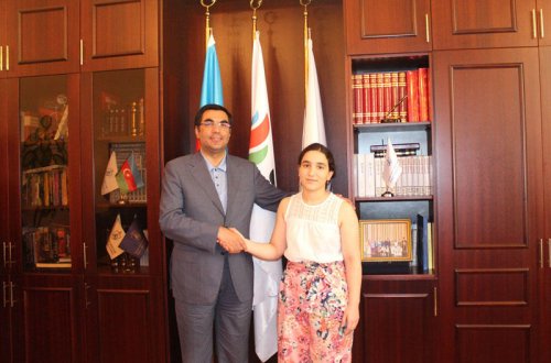 700 bal toplayan gənc: 