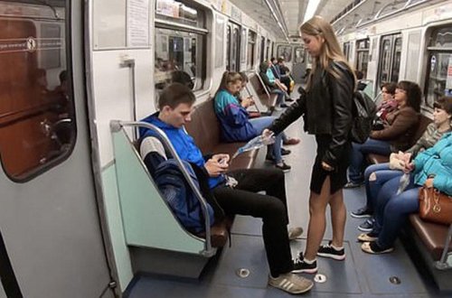 Metroda ayaqlarını aralayıb oturanlar peşman edildilər - VİDEO - FOTO