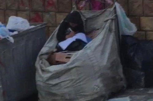 Küçədə təsirli görüntü - Kağız toplayan uşaq zibillikdən tapdığı kitabı həvəslə oxuyur - FOTO