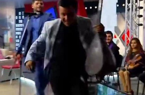 Canlı yayımda studiyada ilan görən Aqşin sazını da götürüb qaçdı - VİDEO