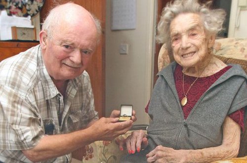 100 yaşlı qadın ərə gedir - 