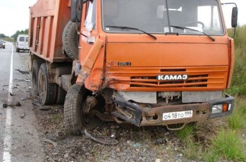 Ələtdə “KamAZ” yol ayırıcısına çırpıldı, sürücü öldü