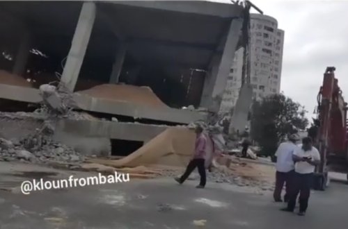 Bakıda yeni tikilən bina çökdü - VİDEO