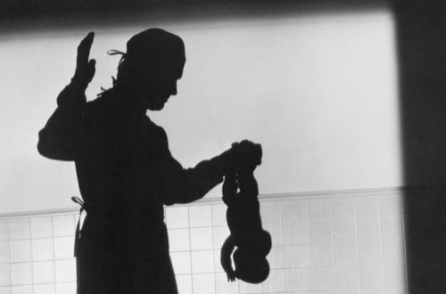 Ölən körpə morqda dirildi - Şok olay