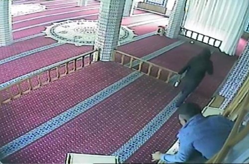 Əvvəl namaz qıldılar, sonra nəzir qutusundakı pulu oğurladılar - Video