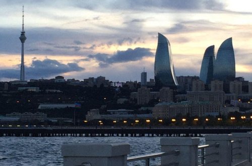 Bakı bulvarında gənc qız sevdiyi oğlana görə BUNU ETDİ