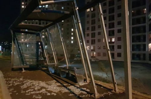 Güclü külək yeni dayanacağı uçurdu – Video