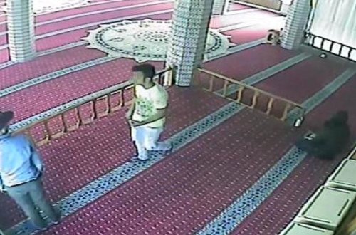 Əvvəlcə namaz qıldılar, sonra da sədəqə qutusundakı pulu oğurladılar - VİDEO - FOTO