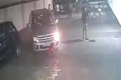 Maşın uşağın üstündən keçdi, o isə ayağa qalxıb... - İnanılmaz görüntülər VİDEODA