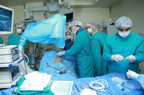 Ürək xəstəsi olan dörd yaşlı uşağın böyrəyindəki daş xaric edilib