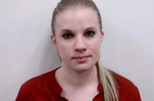 Polislə evli olan müəllim evində iki oğlanla cinsi əlaqədə olarkən tutuldu - FOTO