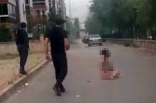 Yolda yanan lüt qızı görənlər dəhşətə gəldilər - VİDEO - FOTO