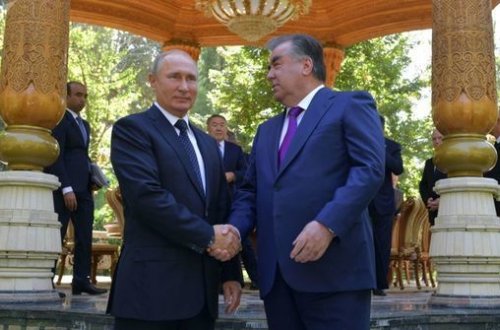 Putin MDB sammitinə Puşkinin kitabı ilə gəldi - VİDEO