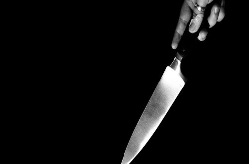 Sevgilisi ilə münasibətdə olan kişiyə 32 bıcaq zərbəsi vurub