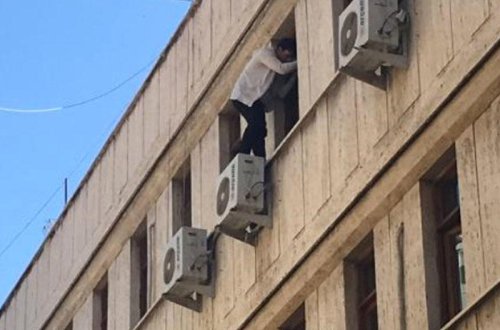 Tələbə kirayə qaldığı evin pəncərəsindən özünü atmaq istədi - İntihara cəhdin VİDEOsu - FOTO