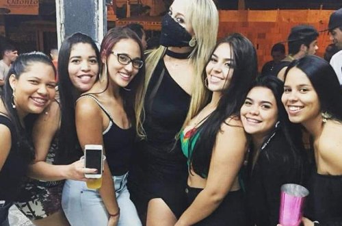 Kim mənə səs versə, sinəsini və ombasını pulsuz böyütdürəcəm - Namizəddən qəribə vəd - FOTO