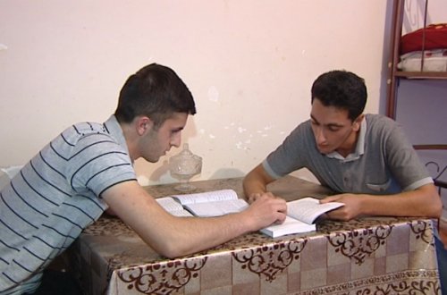 Bir tələbənin həyatı: Yemək bişirir, evi yığışdırır, daha sonra dərslərini hazırlayır - VİDEO