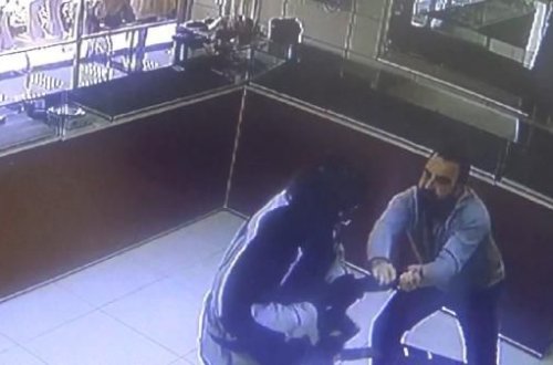 Azərbaycanlı keçmiş qonşusunun dükanına basqın etdi - VİDEO