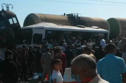 Bakıda DƏHŞƏTLİ QƏZA: sərnişin avtobusu qatarla toqquşdu - VİDEO