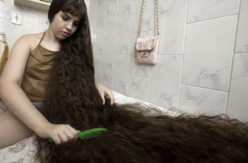 Saçları ilə ailəsinə ev aldı - Fotolar