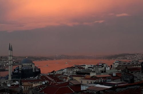 İstanbul boğazı al-qırmızı rəngə boyandı - FOTO