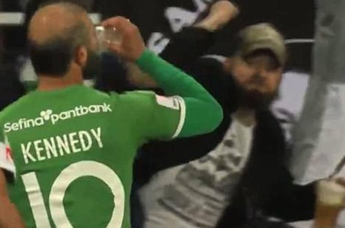 Futbolçu vurduğu qolu azarkeşin atdığı pivə ilə qeyd etdi - VİDEO