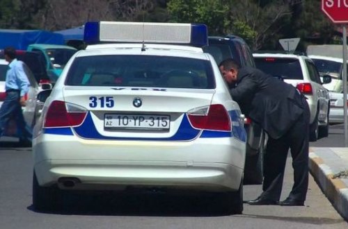 Sürücü yolu kəsdi, yol polisi cərimə etdi - VİDEO