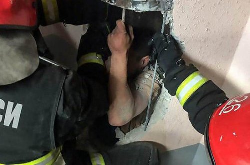 Açarı zibilliyə düşdü, ilişib qaldı - VİDEO