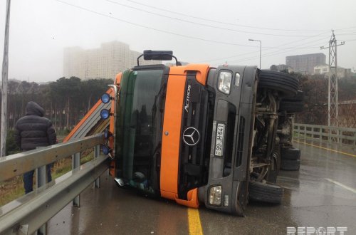 Qaxda yük avtomobili yoldan çıxaraq aşıb, iki nəfər xəsarət alıb
