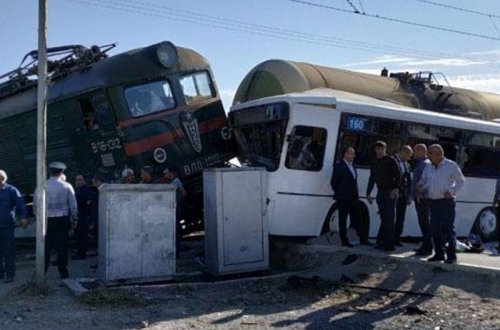 Qatarla toqquşan avtobusdan sərnişinlər belə ÇIXARILDILAR - YENİ VİDEO