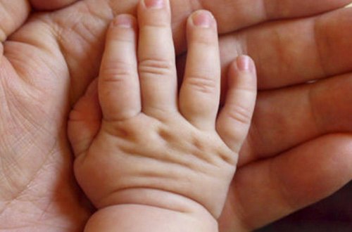 Atanın səhlənkarlığı körpənin ölümünə səbəb oldu