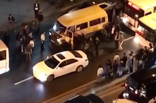 Bakıda sürücülər ƏLBƏYAXA DAVAYA çıxdı, yol bağlandı - VİDEO