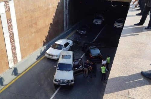 Heydər Əliyev prospektində DƏHŞƏTLİ QƏZA: avtomobil tunelə düşdü - FOTO/VİDEO